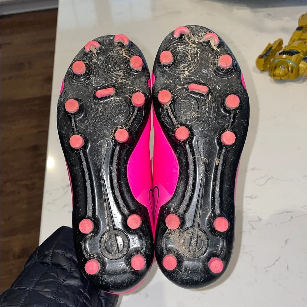 Nike Girls hot pink soccer cleats - Picture 6 of 6